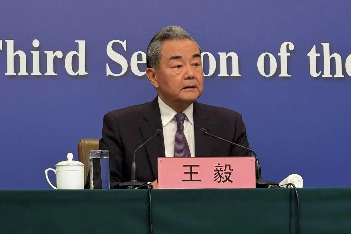 中国外长王毅星期五（3月7日）在北京梅地亚中心举行的记者会上，回答中外记者23道提问。（沈泽玮摄）