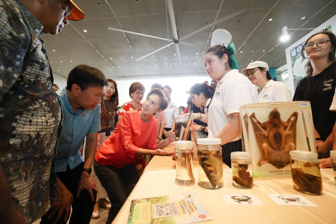 第14届生物多元节星期六开幕。国家发展部长徐芳达（前排左二），以及三名惹兰勿剎集选区议员——数码发展及新闻部长杨莉明（前排左三）、潘丽萍（后排左二）和罗守恩（不在图中）出席开幕式。（蔡家增摄）