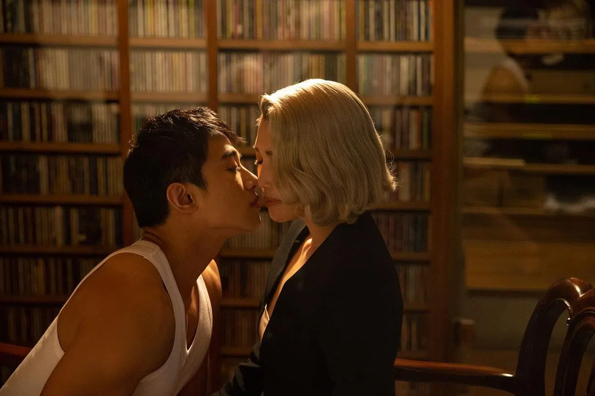 A-Lin在MV中与初孟轩上演吻戏。（Sony Music提供）