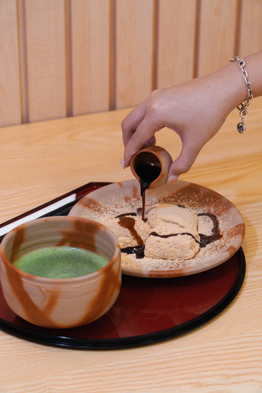 抹茶蕨饼麻糬套餐将热抹茶与蕨饼麻糬组合成日式甜点套餐。（餐馆提供）
