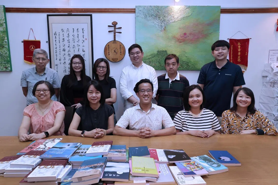 辅助金期待为华文作品打开新的窗口。图为参与讨论会的蔡素君（前排左起）、吴晓媛、曾昭程、随庭、黎嘉宜，以及宋志忠（后排左起）、孔惠瑜、欧筱佩、汪来昇、洪均荣和林韦地。（梁麒麟摄）