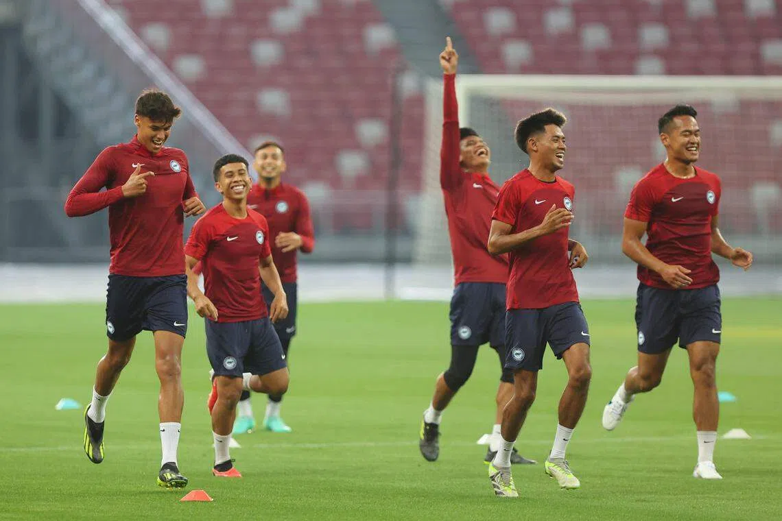 伊尔汗·范迪（左一）和队友在国家体育场进行训练。（林明顺摄）