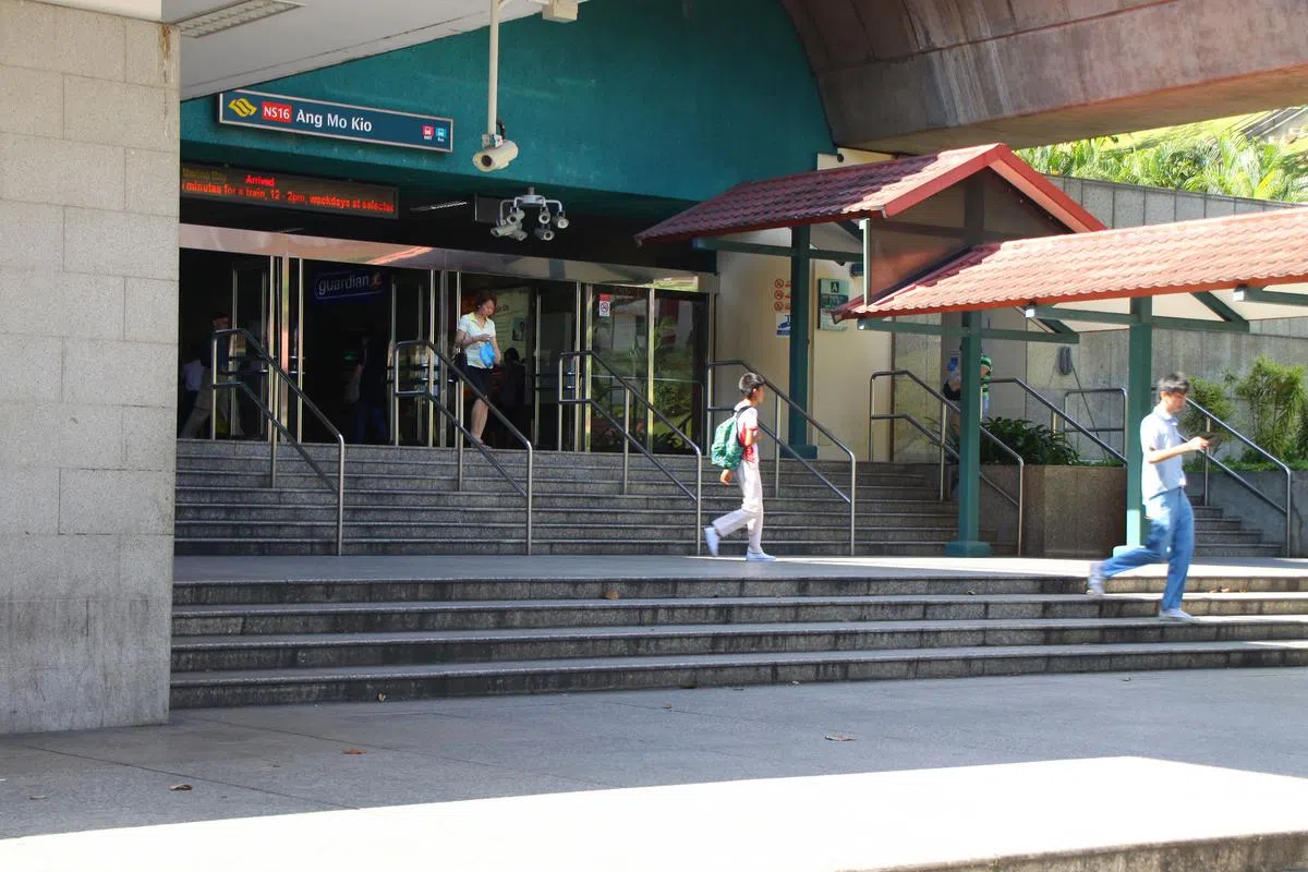 本地所有地铁站的出入口都要高过周边地面，图为宏茂桥地铁站。（海峡时报档案照）