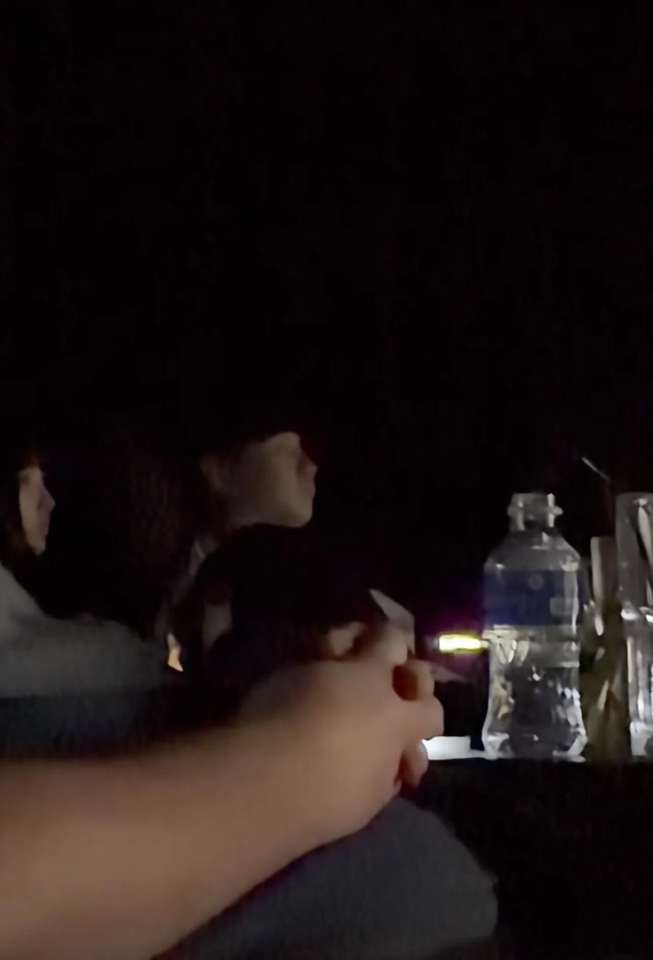 林俊杰与七七一起看电影的画面在互联网上流传。（互联网）