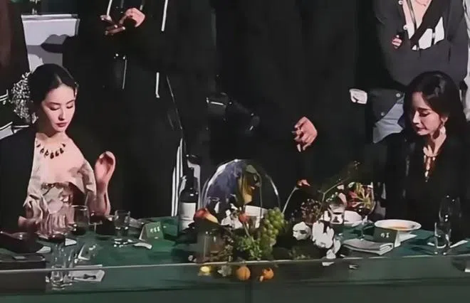 刘亦菲（左）和杨幂同桌却零交流，引爆热议。（互联网）