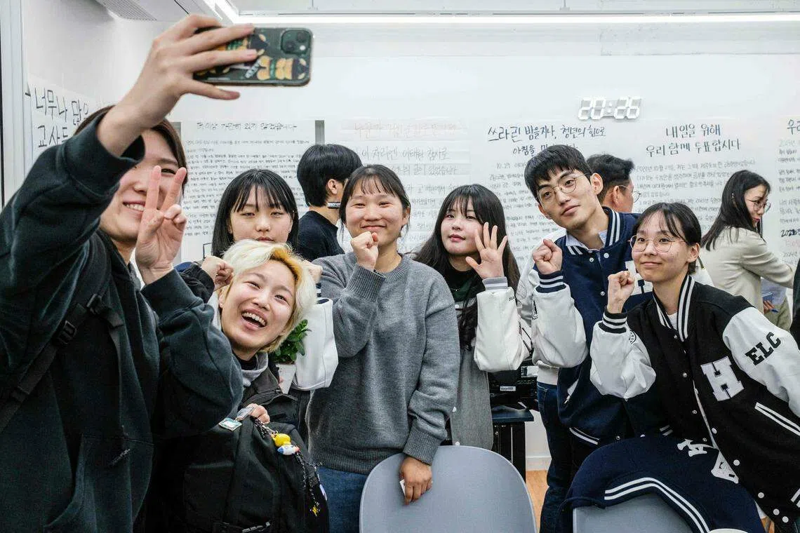 韩国国会选举：年轻和60岁以上男性选民或左右最终结果| 联合早报