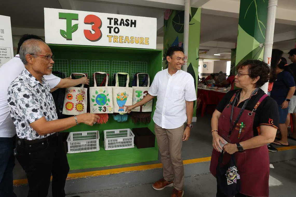 居民可根据需求，取用托特包来装放所购买的物品，从而减少使用塑料袋。家中有多余托特包的居民，也能带到这个角落捐赠。（邝启聪摄）