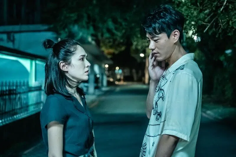 李程彬饰演“白领暖男男友”和台客警察”两角，表现亮眼。（互联网）