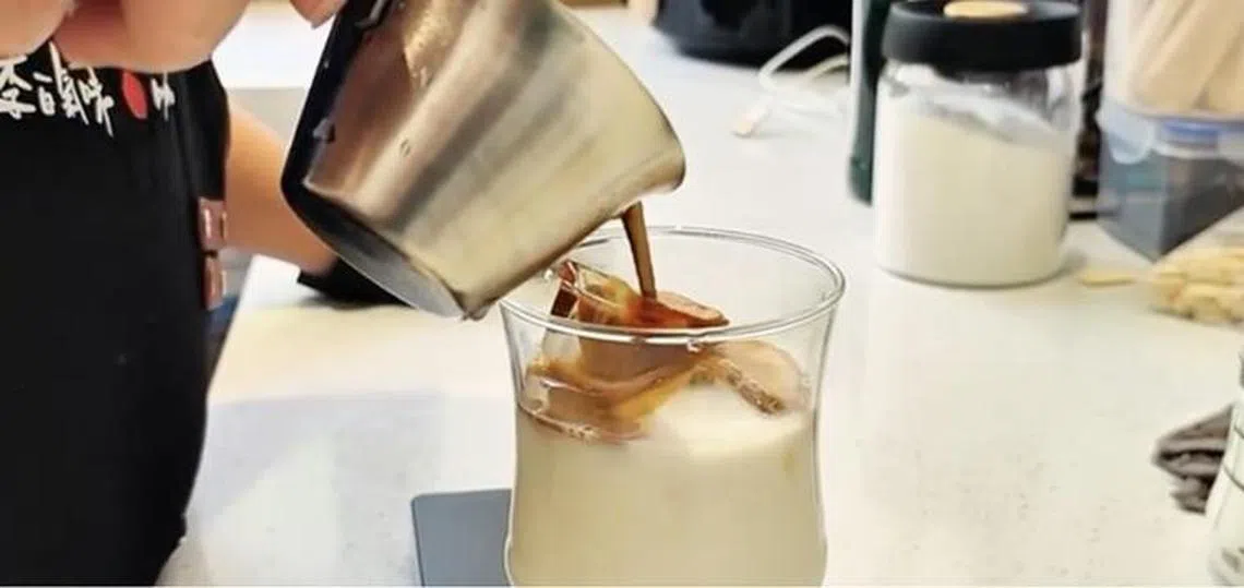 咖啡和浓茶中的咖啡因和鞣酸可能干扰钙的吸收，过量饮用会加速钙质流失。（档案照）