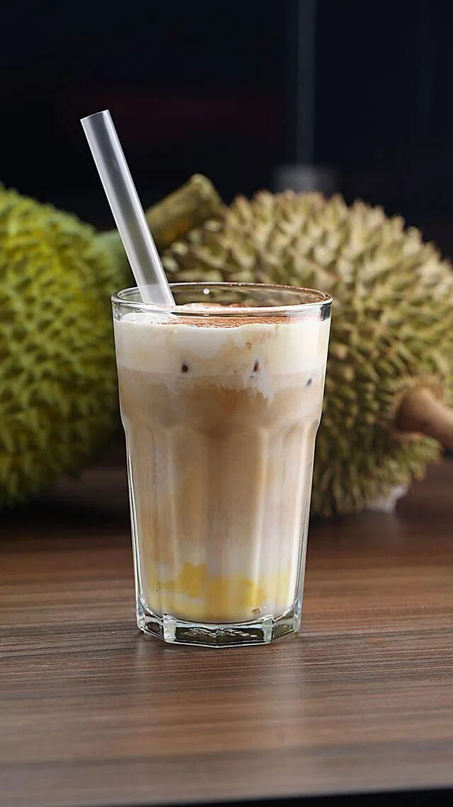 猫山王冰拿铁在浓郁微苦的冰咖啡里，加入香味四溢的榴梿果泥。（餐馆提供）