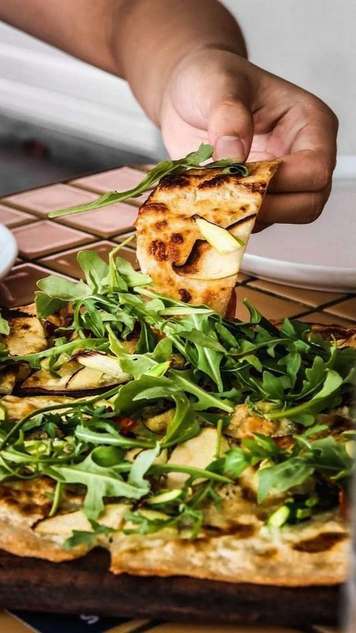 法式烤饼Tarte flambee #1的饼皮薄而脆。（餐馆提供）