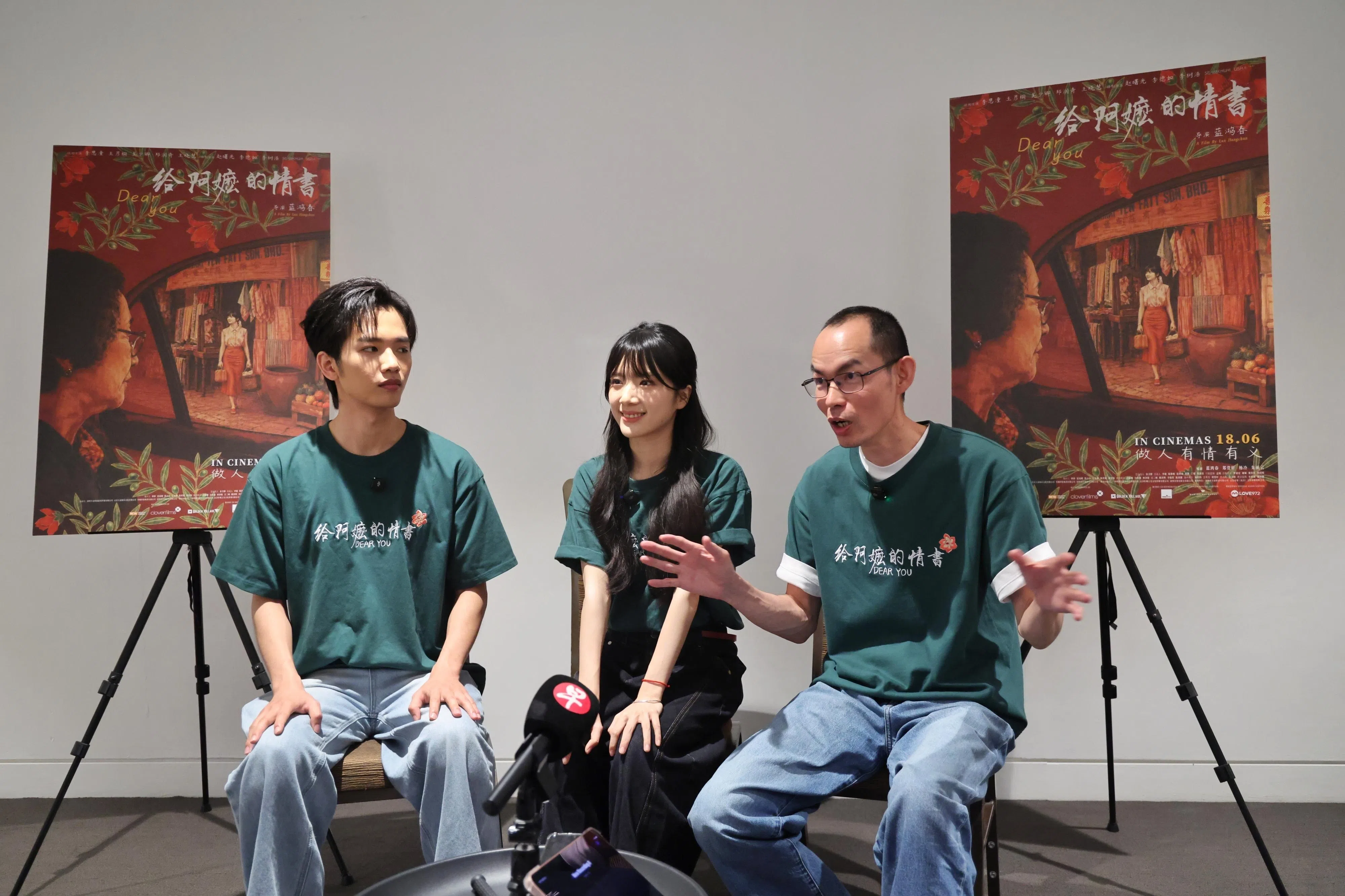 导演蓝鸿春（右起）主角李思潼和王彦桐，与本地媒体分享拍戏过程。（谢智扬摄）