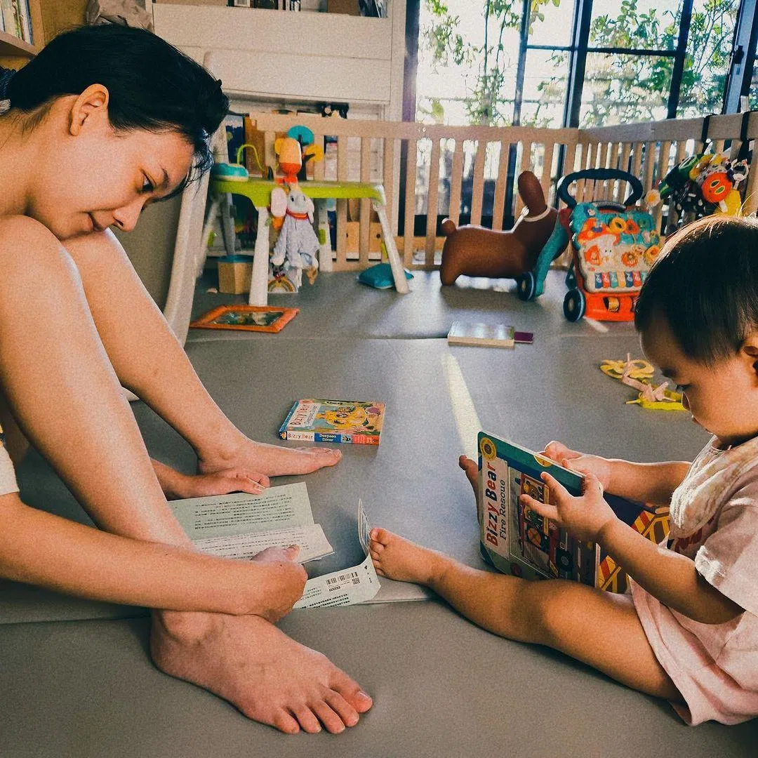 孟耿如在社交媒体分享亲子共读时光。（取自孟耿如IG）