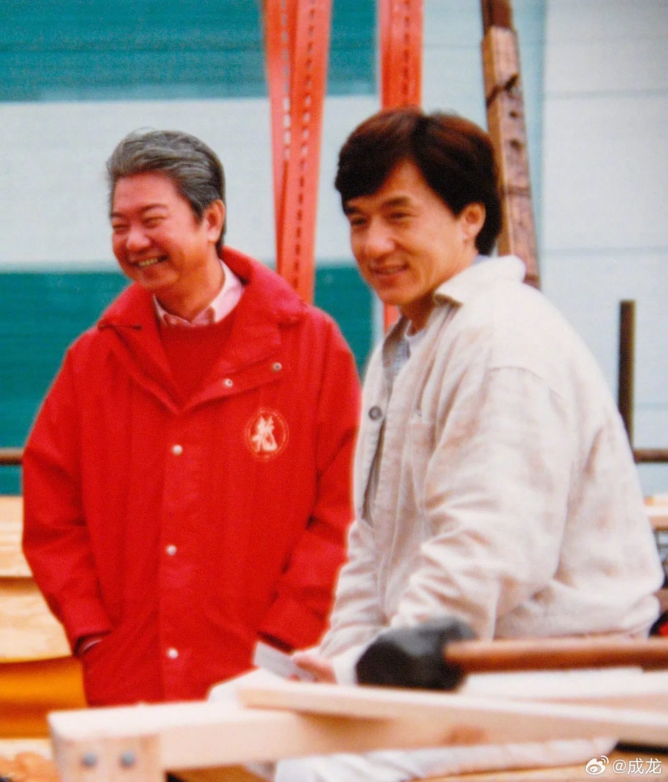 成龙（右）视蔡澜为“半个师父”。（取自艺人微博）