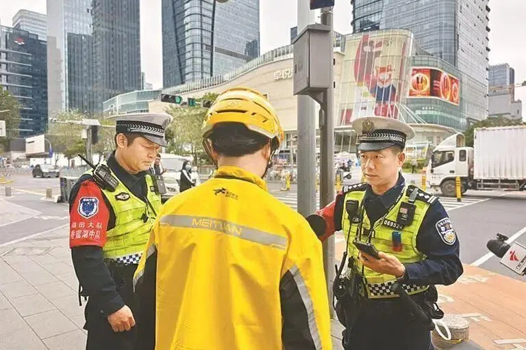 深圳交警向外卖骑手宣传交通安全内容。（深圳发布）