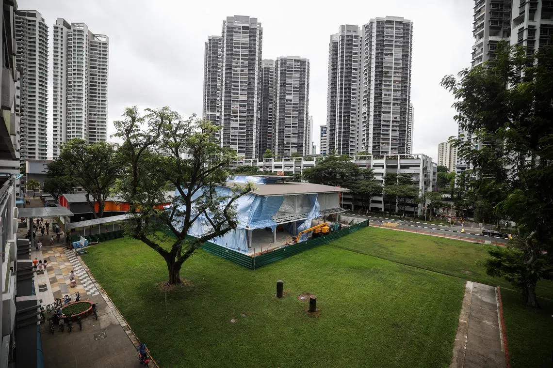 碧山—大巴窑市镇理事会目前在临时ActiveSG健身房旁兴建有盖广场。建成后，居民可在这里打羽毛球和篮球，以及参加社区活动。有盖广场旁也会有一个遛狗场。（关俊威摄）