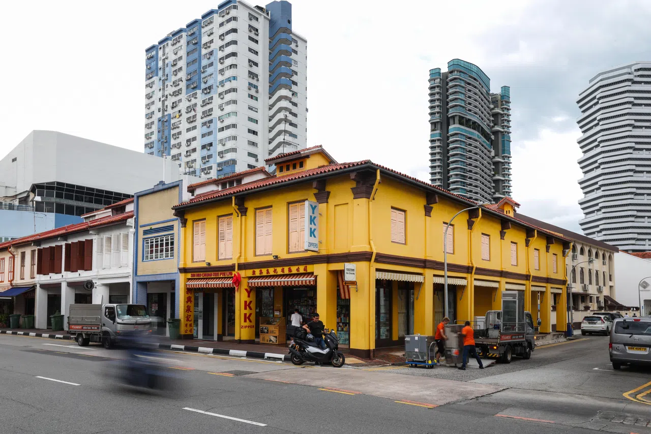 新兴泉记所在的店屋，专门漆上黄色，寓意是黄家人的生意，形成桥北路一道独特的风景。（白艳琳摄）