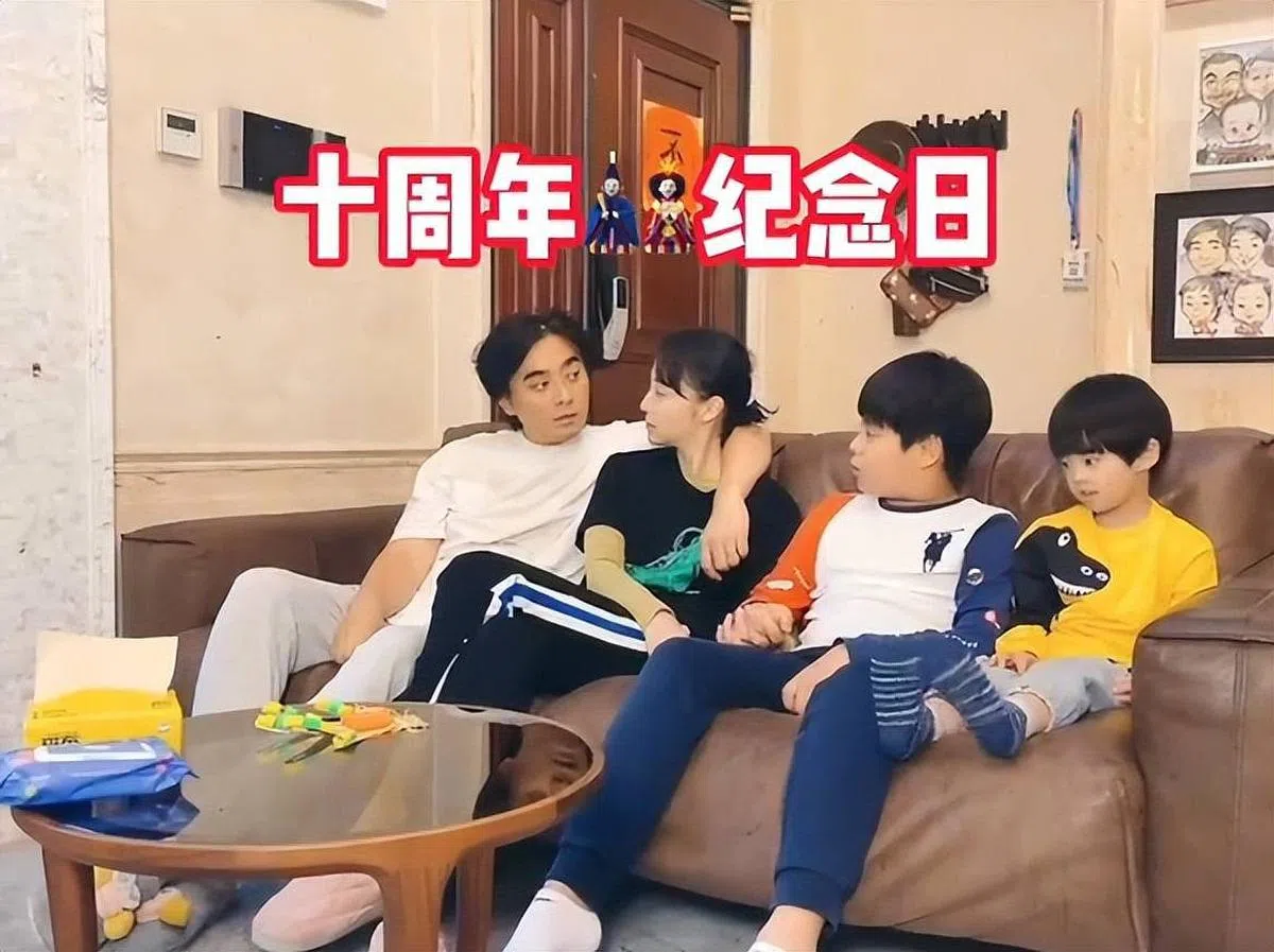 陈龙（左起）和太太最近才庆祝结婚十周年。（取自艺人微博）