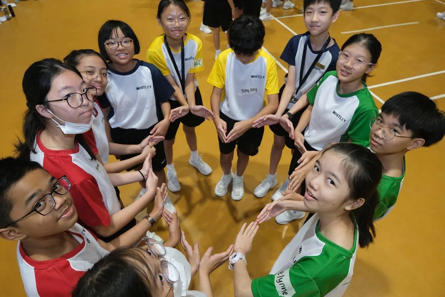 在破冰活动中，新生们通过游戏拉近了距离，在合作中逐渐熟悉彼此，现场气氛轻松热络。（惠厉中学提供）