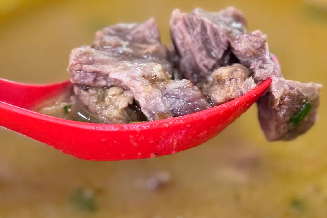 顾客可选择不同部位的羊肉来配汤。（林安娜摄）