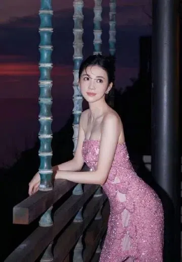 宣云小露身材。（取自宣云小红书）