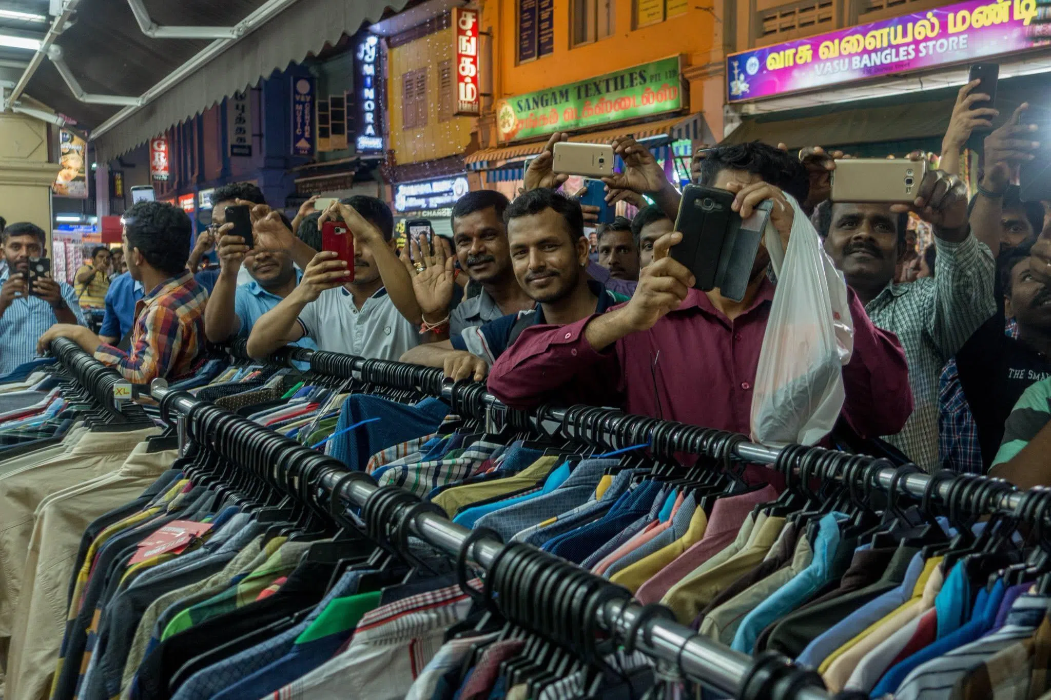 2016年摄于小印度一带。街区人潮涌动，民众为即将到来的屠妖节采买，不少人见到李资政也纷纷驻足拍照，现场气氛热闹。（取自李资政脸书）