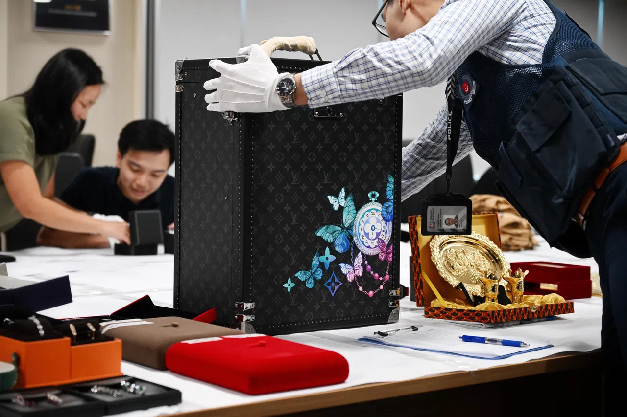 路易威登黑色硬壳名表箱，饰有品牌花纹及彩色怀表与蝴蝶图案。（海峡时报）