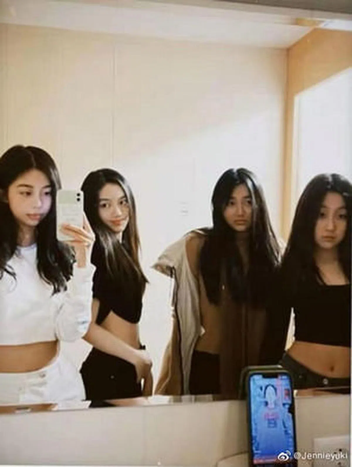 李嫣（左二）长发披肩小露蛮腰，颇有明星架势。（互联网）