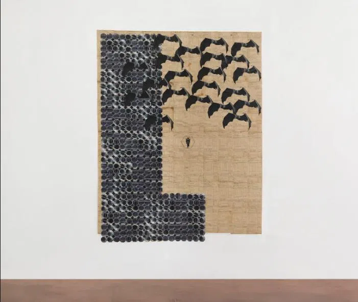 加纳艺术家易卜拉欣·马哈马以其用回收材料创作的巨型装置和组合作品闻名。（艺术家提供）