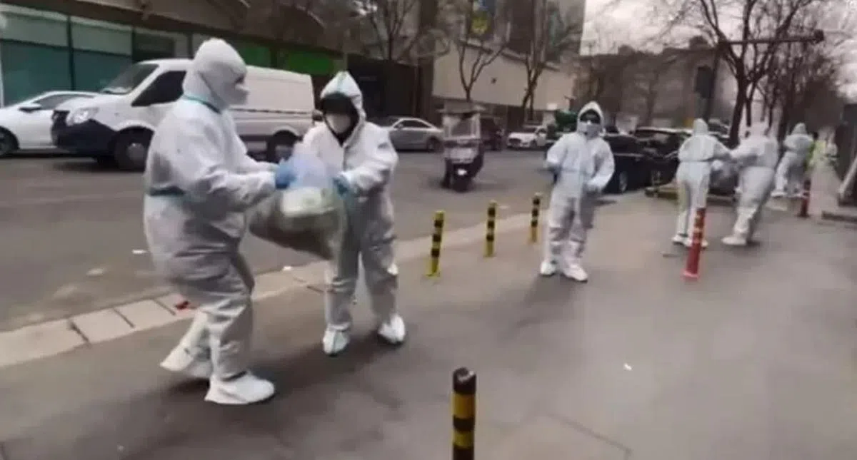 西安封城出现“人肉接力送菜”，招致网友批评，认为没必要浪费人力。（互联网）