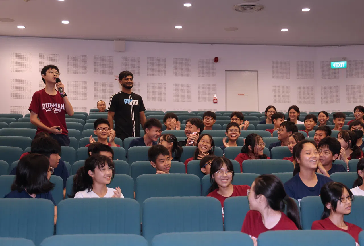 德明政府中学学生积极参与问答环节与表演者互动，场面十分热闹。（邬福梁摄）