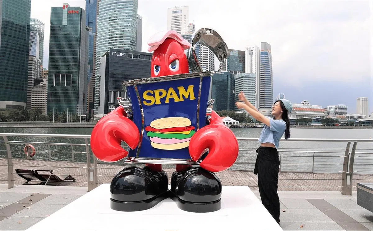 “午餐肉龙虾罐头”雕塑是首次在新加坡展出。