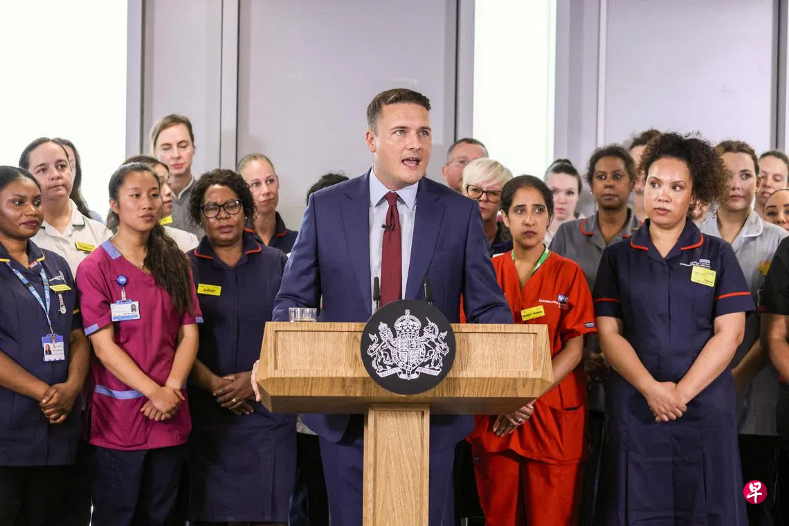 英国初级医生拟罢工要求加薪29％ 卫生部长：将摧毁国家医疗体系| 联合早报