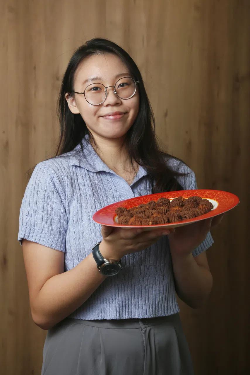 主修健康管理与推广学的李美萱创办饼干品牌SustainaBites，售卖以豆渣制成的曲奇饼，每100克饼干含15克蛋白质。（李姿仪摄）