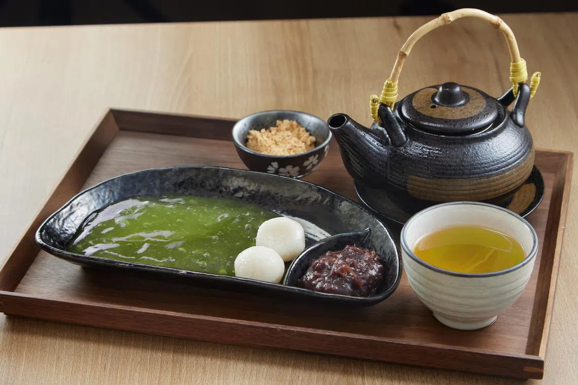 Tororitenshi no Warabi-Mochi的新鲜制作抹茶蕨饼配日本白玉丸子和日本红豆泥。（餐馆提供）