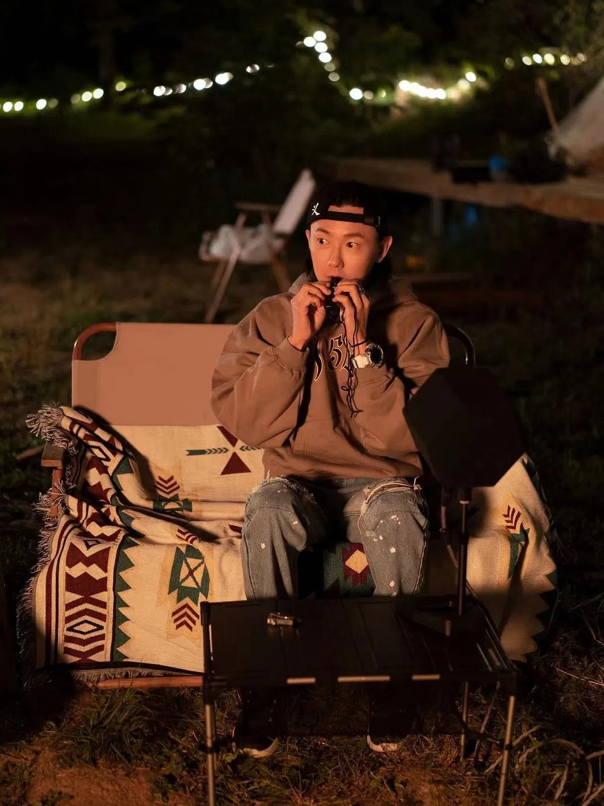 黄义达现在常去露营，并拍摄短视频与歌迷分享，鼓励大家和他一样放慢脚步。（黄义达经纪公司提供）