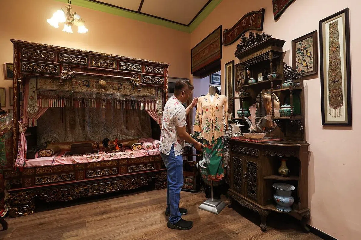 黄俊荣将东海岸路金珠店二楼改造成娘惹主题的旅客询问中心，展示婚嫁房和娘惹文物。（蔡家增摄）