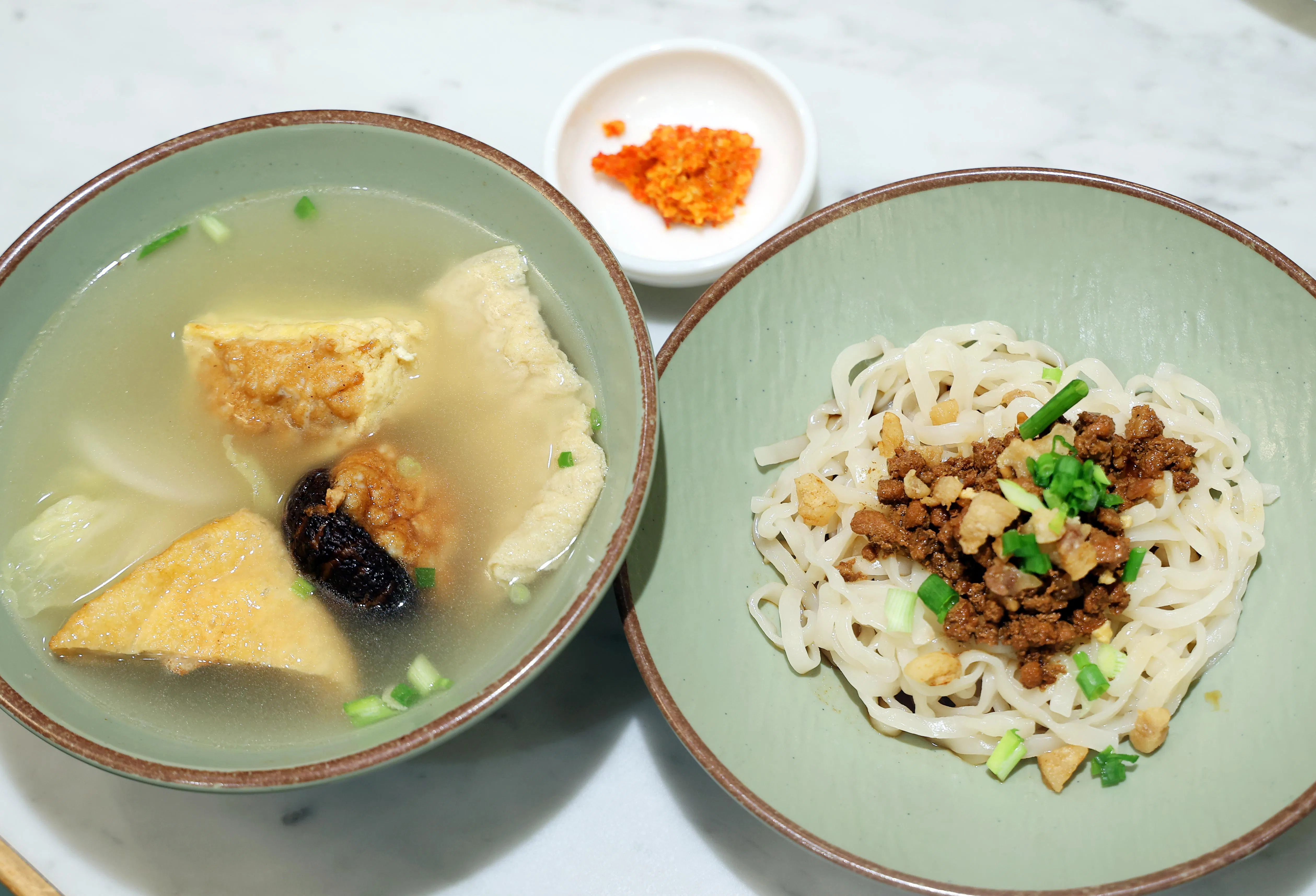客家帮的食阁菜单以套餐为主，如酿豆腐配面食，适合一人用餐。（萧紫薇摄）