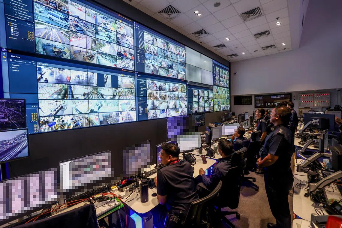 移民局人员在综合行动指挥中心，实时监控新柔长堤交通情况，灵活作出安排。（白艳琳摄）