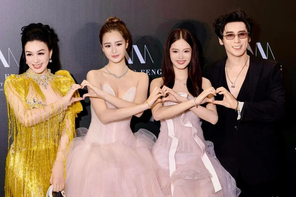 55岁的女星锺丽缇前两段婚姻生下三个女儿，2015年因演出真人秀与小12岁男星张伦硕相恋。两人结婚后，锺丽缇的三个女儿都喊张伦硕“爸爸”并改姓张，一家五口和乐融融。最近，夫妻俩还一同上节目提前举行“金婚”纪念仪式，幸福模样羡煞观众。