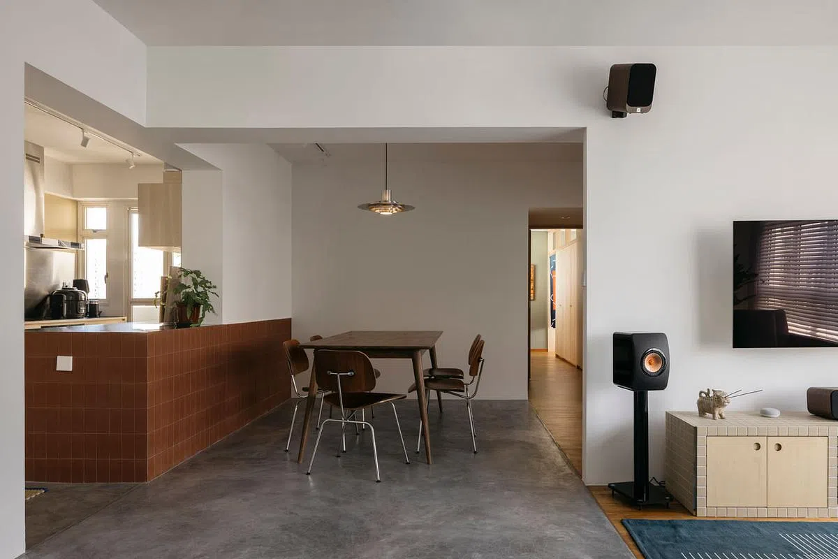 从客厅和饭厅望向主卧室只看到更衣间，让卧室更为私密。设计师选用赤陶瓷砖装饰厨房的岛屿吧台，与屋主选购的中世纪风家具相呼应。（Monocot Studio提供照片）