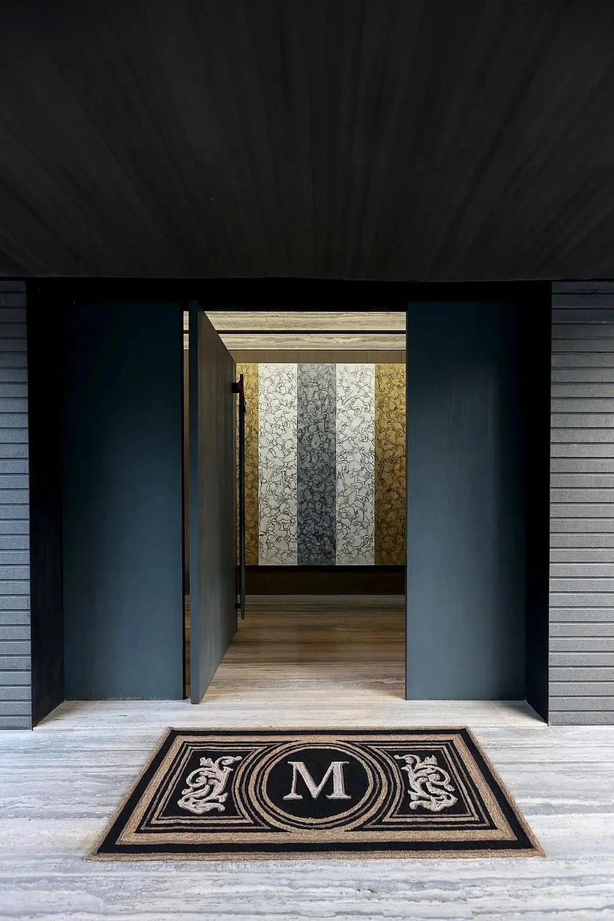 大门入口处屋主向Stanley Casselman定制的大型油画White Gold & Silver，非常大气。（龙国雄摄）