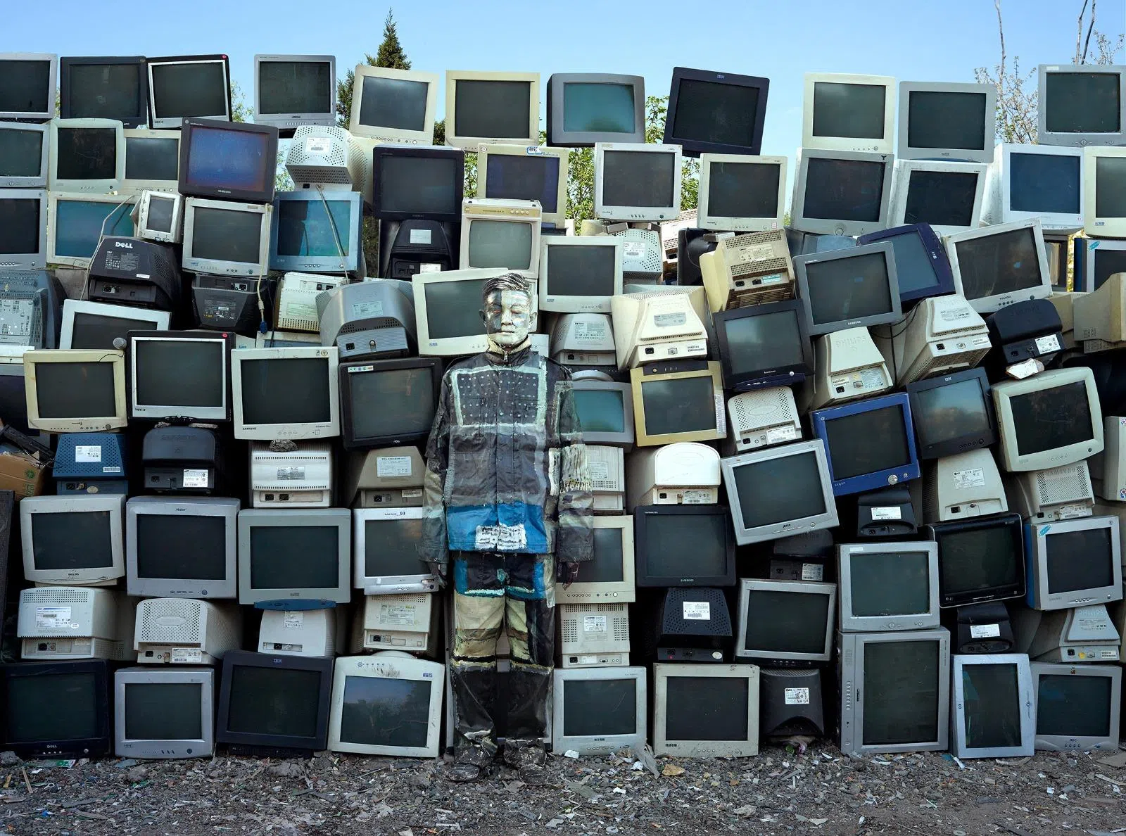 刘勃麟隐身于被淘汰的电视机中。（刘勃麟提供）