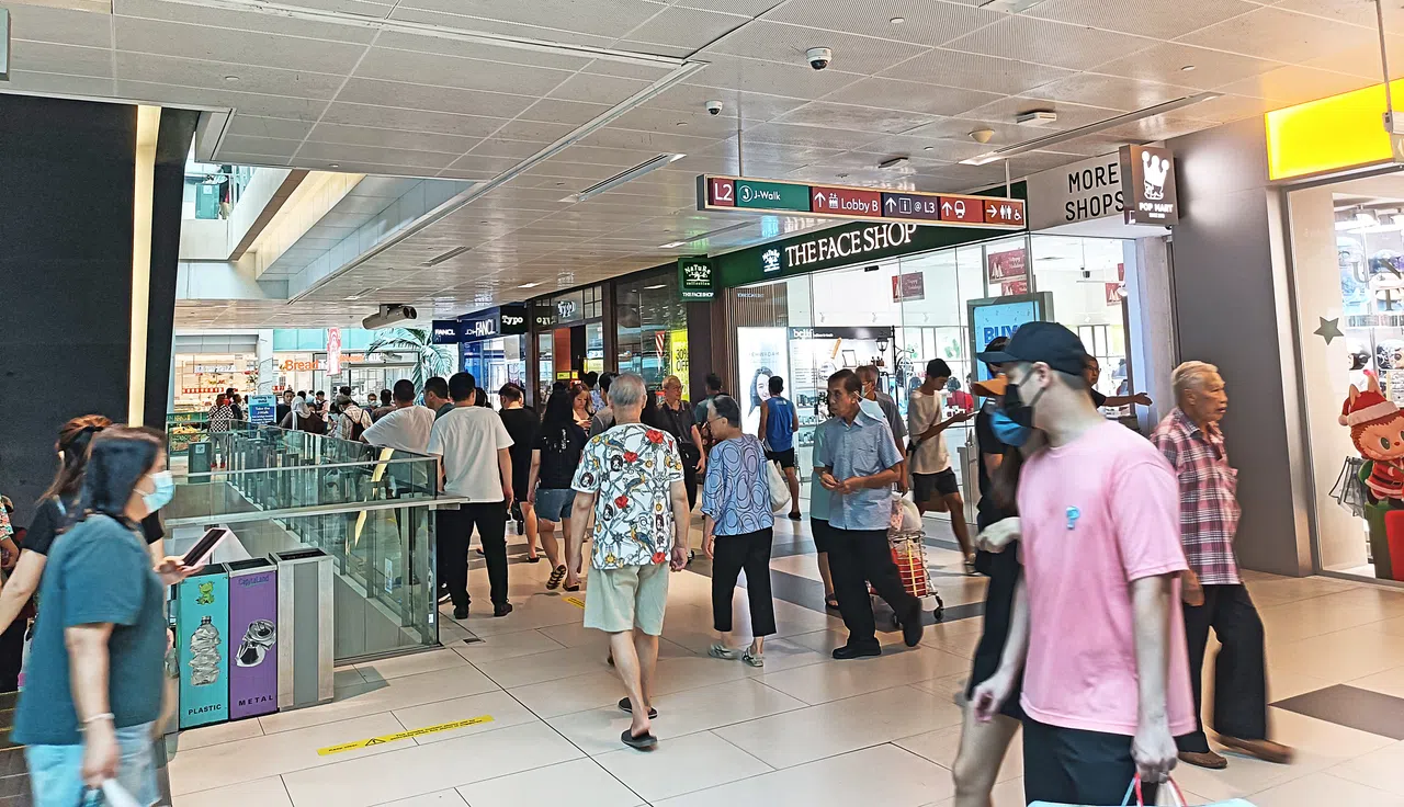 邻里商场（Westgate）截至星期天（12月24日）中午人流量高。（何智圆摄）