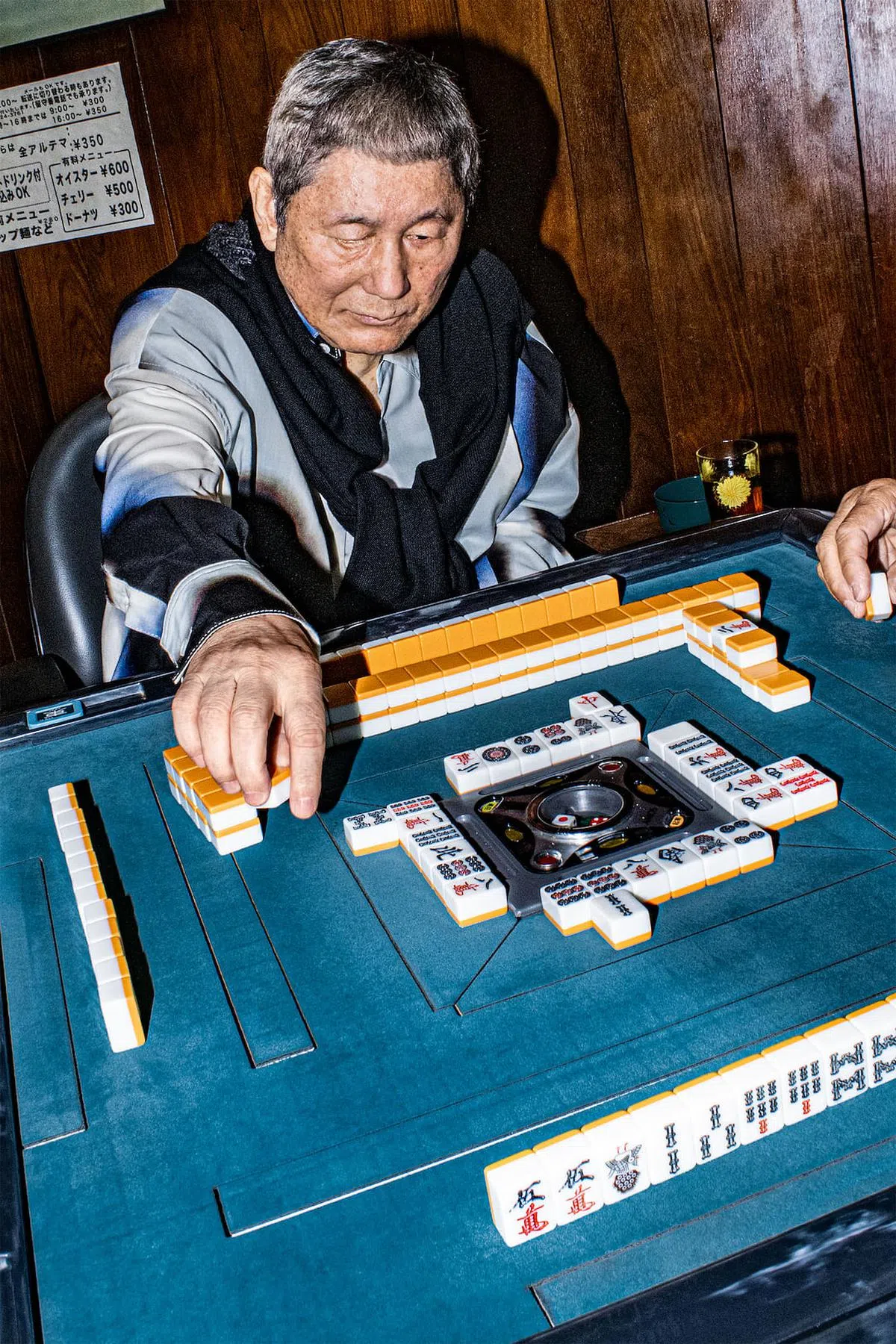 北野武在麻将桌上展示型男大叔的霸气。（Loewe提供）