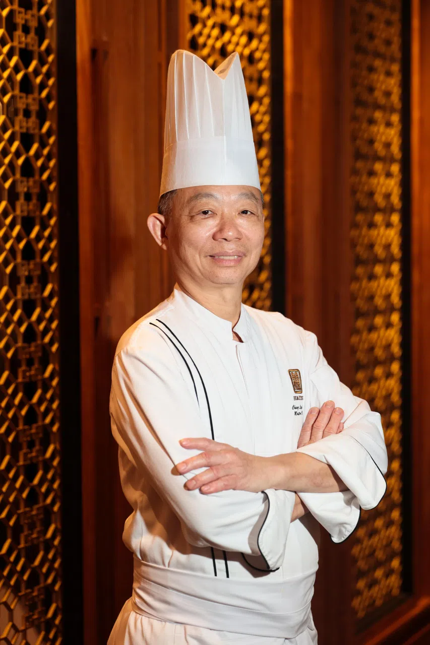 新加坡乌节大酒店中餐馆华厅主厨钟立辉建议，酷暑天气下饮食以清淡为主，避免油炸和过多药材入菜。（张俊杰摄）