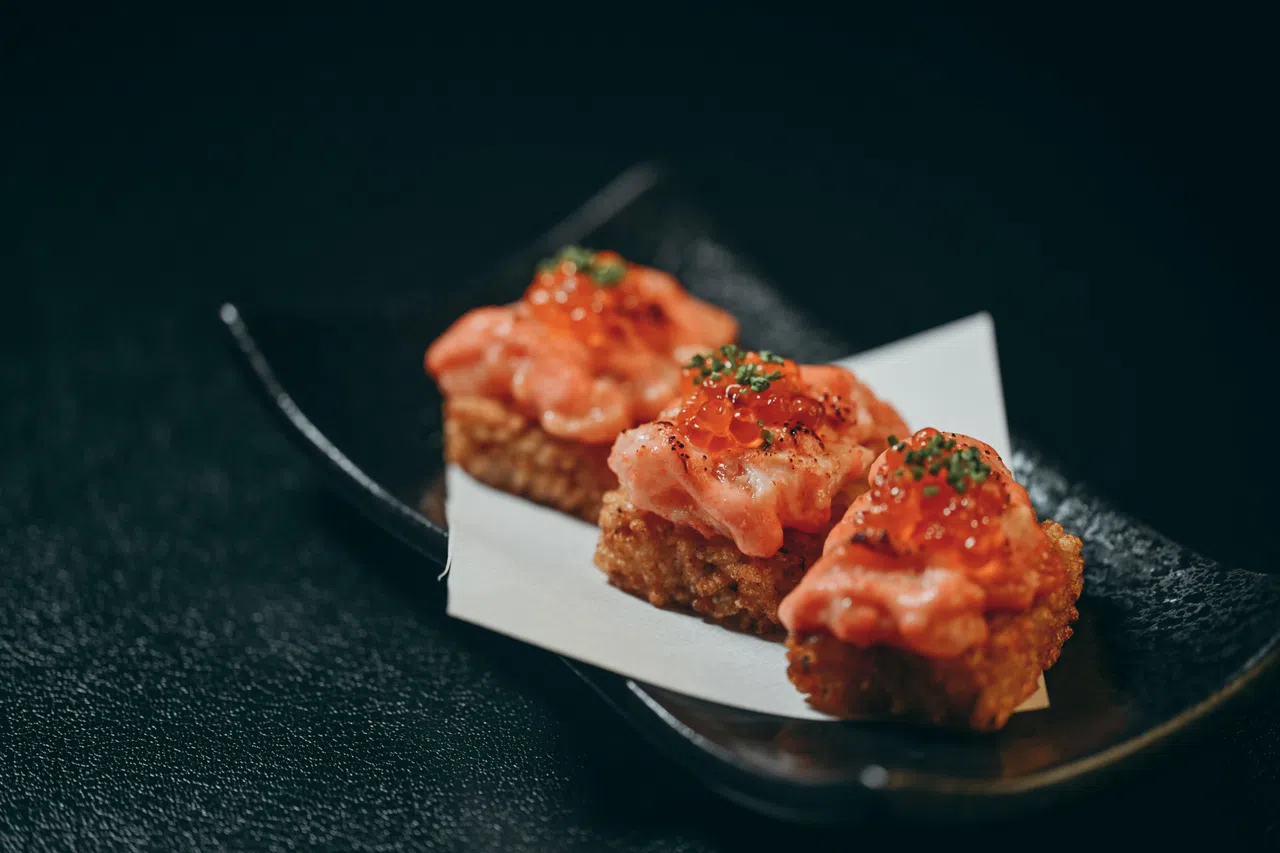 炙烧三文鱼脆寿司将炸寿司饭与炙烧明太子三文鱼结合。（餐馆提供）