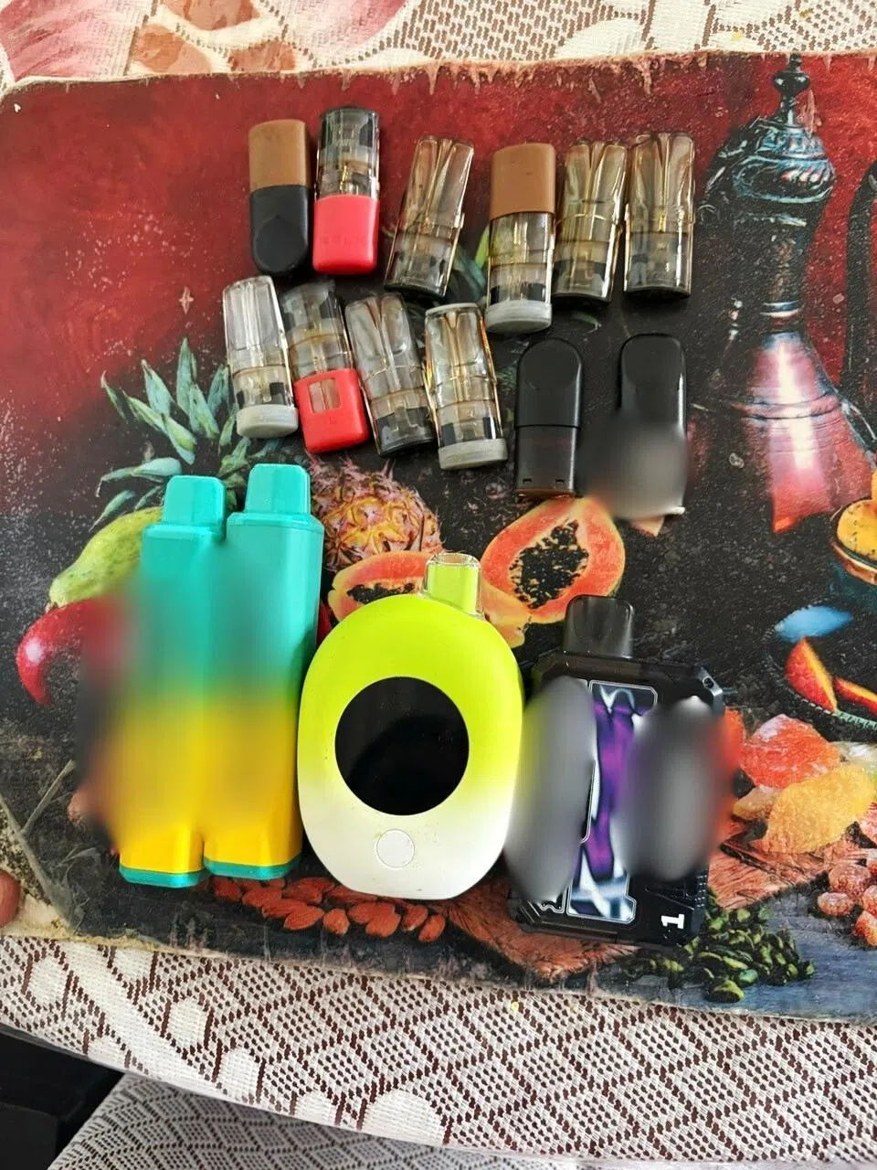 执法人员在这名男子家中查获四个电子烟，以及12个可更换电子烟弹（pods）。（卫生科学局提供）