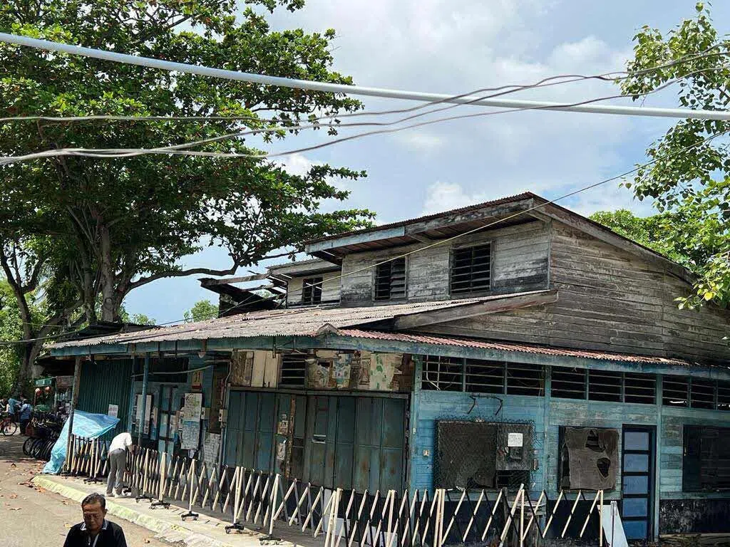 获列入修复和重建名单的五栋空置甘榜屋，其中三栋今年较早时已经拆除，等待重建。照片摄于房子拆除前。（国家公园局提供）