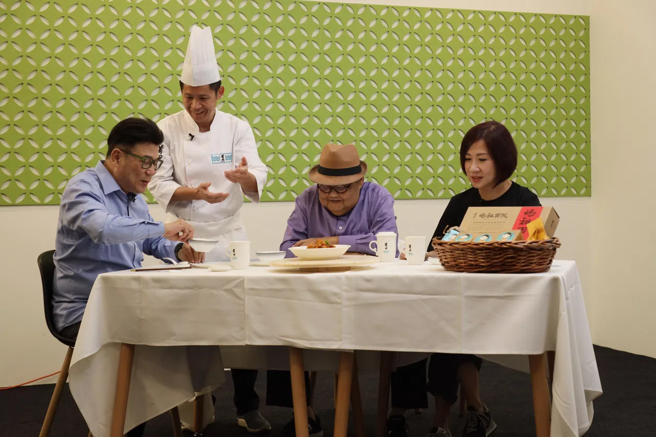 华文媒体集团首次制作方言播客和视频系列《Lim Teh来讲古》，为公众介绍本土福建文化。本地导演梁志强（左起）、 莆田餐馆营运副总监李文柏、美食家林益民和96.3好FM DJ安娜在《Lim Teh来讲古》第一集中，畅谈福建菜肴的特点。（档案照片）